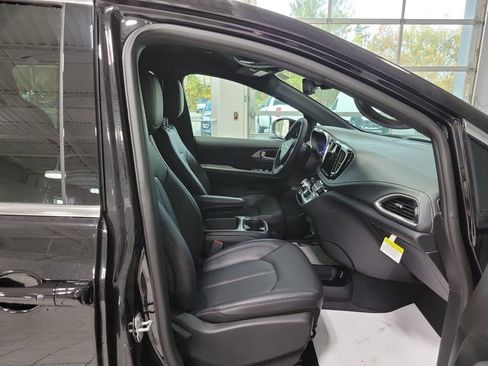New 2026 Chrysler Pacifica Select image 11