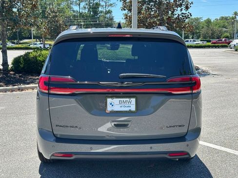 Used 2025 Chrysler Pacifica Limited FWD image 4