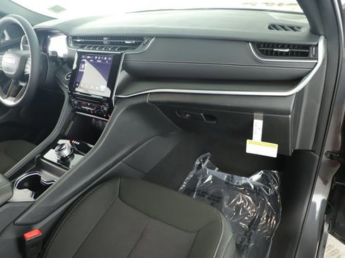 Used 2025 Jeep Grand Cherokee Laredo image 19