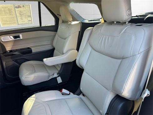 Used 2020 Ford Explorer Platinum w/ Premium Technology Package image 13