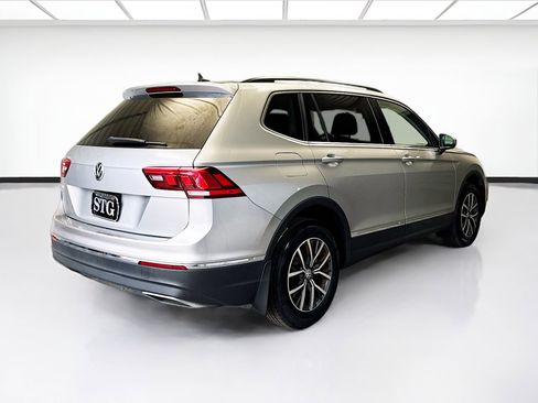 Used 2020 Volkswagen Tiguan SE w/ Panoramic Sunroof Package image 4