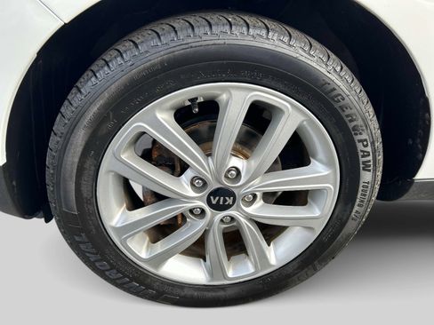 Used 2017 Kia Soul + image 9