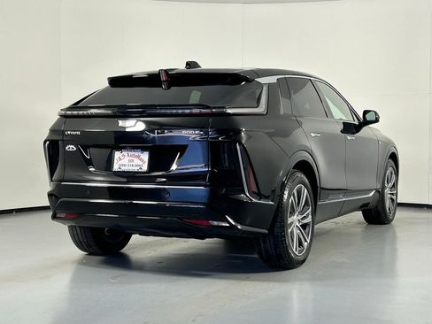 Used 2024 Cadillac Lyriq Luxury AWD/4WD image 7