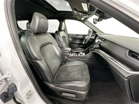 Used 2023 Jeep Grand Cherokee L Laredo image 27