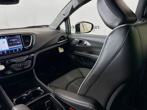 New 2026 Chrysler Pacifica Limited FWD image 22
