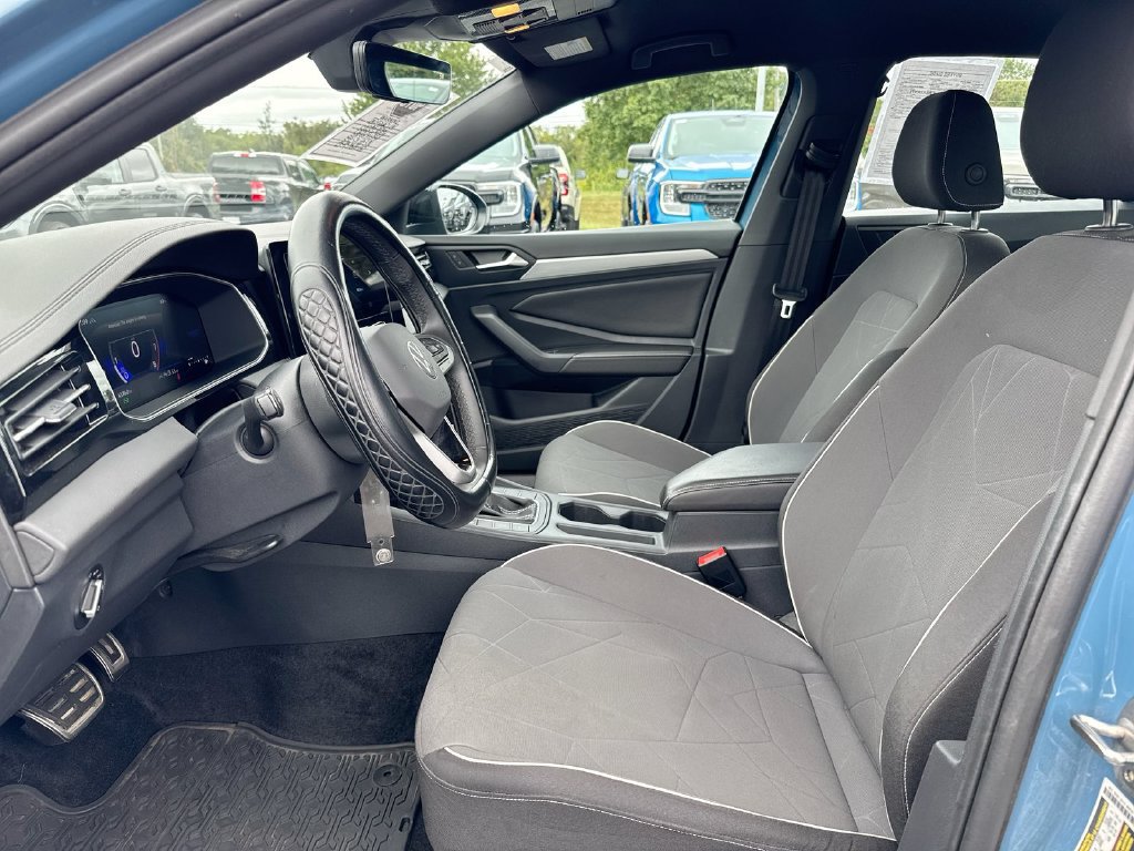 Used 2025 Volkswagen Jetta Sport FWD image 19