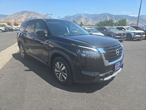 Used 2025 Nissan Pathfinder SL AWD/4WD image 3