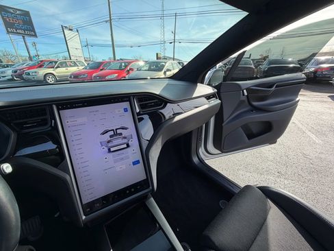 Used 2018 Tesla Model X 75D image 18