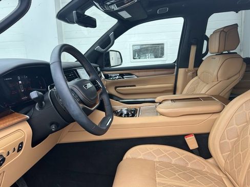 Certified 2025 Jeep Grand Wagoneer Series III w/ HD Trailer Tow Package image 8