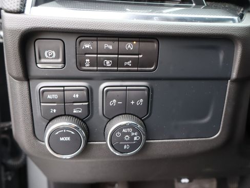 Used 2025 Chevrolet Suburban RST w/ Comfort Package AWD/4WD image 21