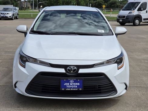 Used 2025 Toyota Corolla LE FWD image 3