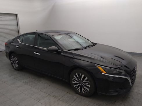 Used 2025 Nissan Altima 2.5 SV FWD image 11