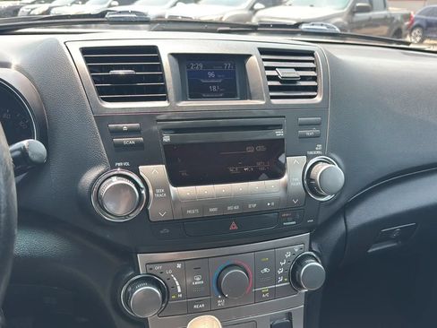 Used 2012 Toyota Highlander SE w/ Tow Pkg FWD image 25