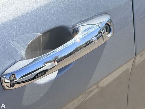 Used 2019 Jeep Grand Cherokee Overland AWD/4WD image 9