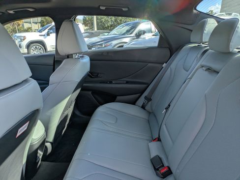 Used 2025 Hyundai Elantra Limited image 13