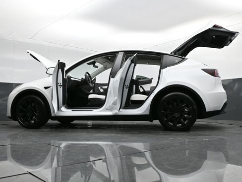 Used 2022 Tesla Model Y Long Range image 37