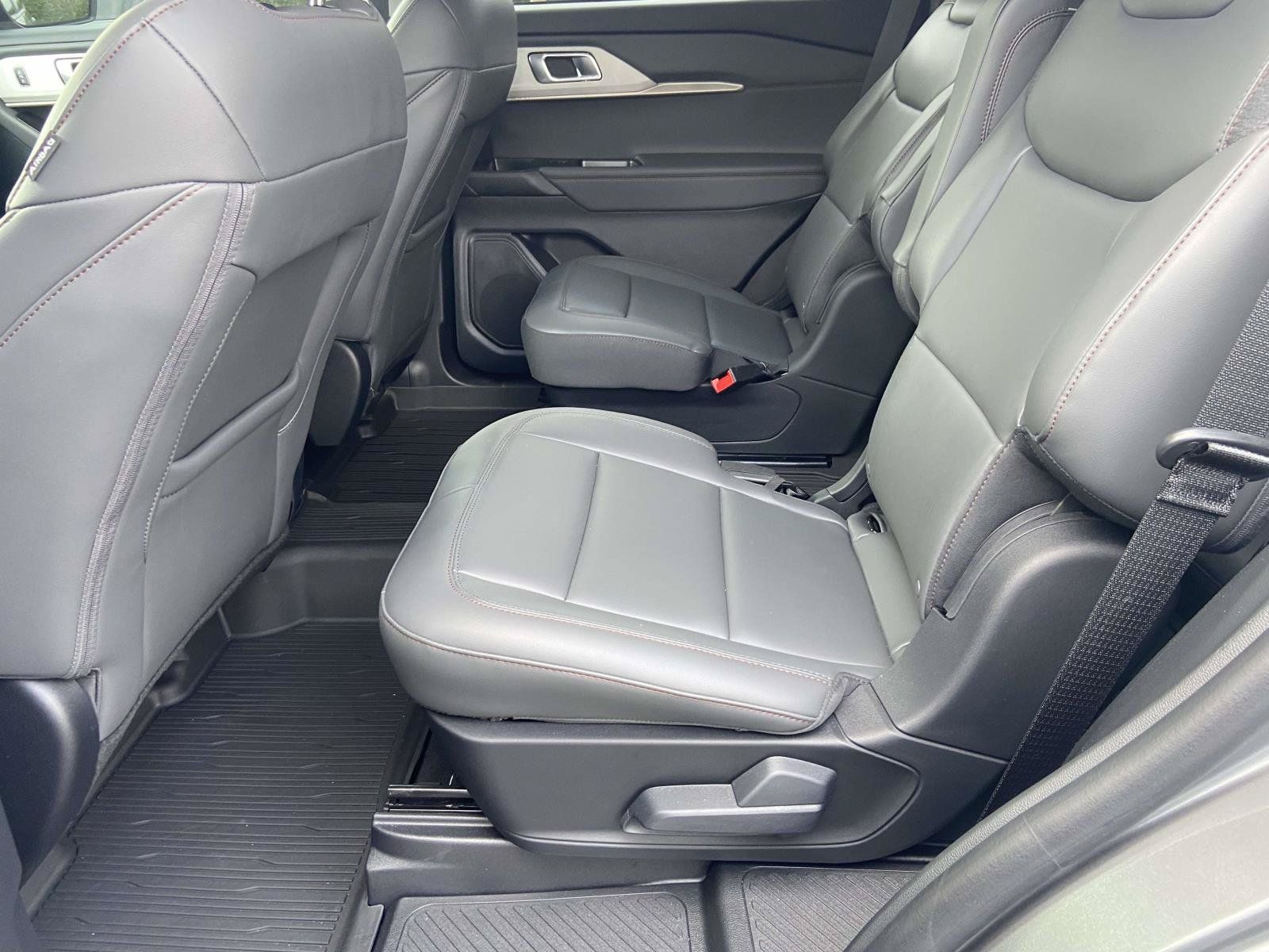 Used 2025 Ford Explorer Active w/ Active Comfort Package RWD image 13