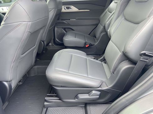 Used 2025 Ford Explorer Active w/ Active Comfort Package RWD image 13