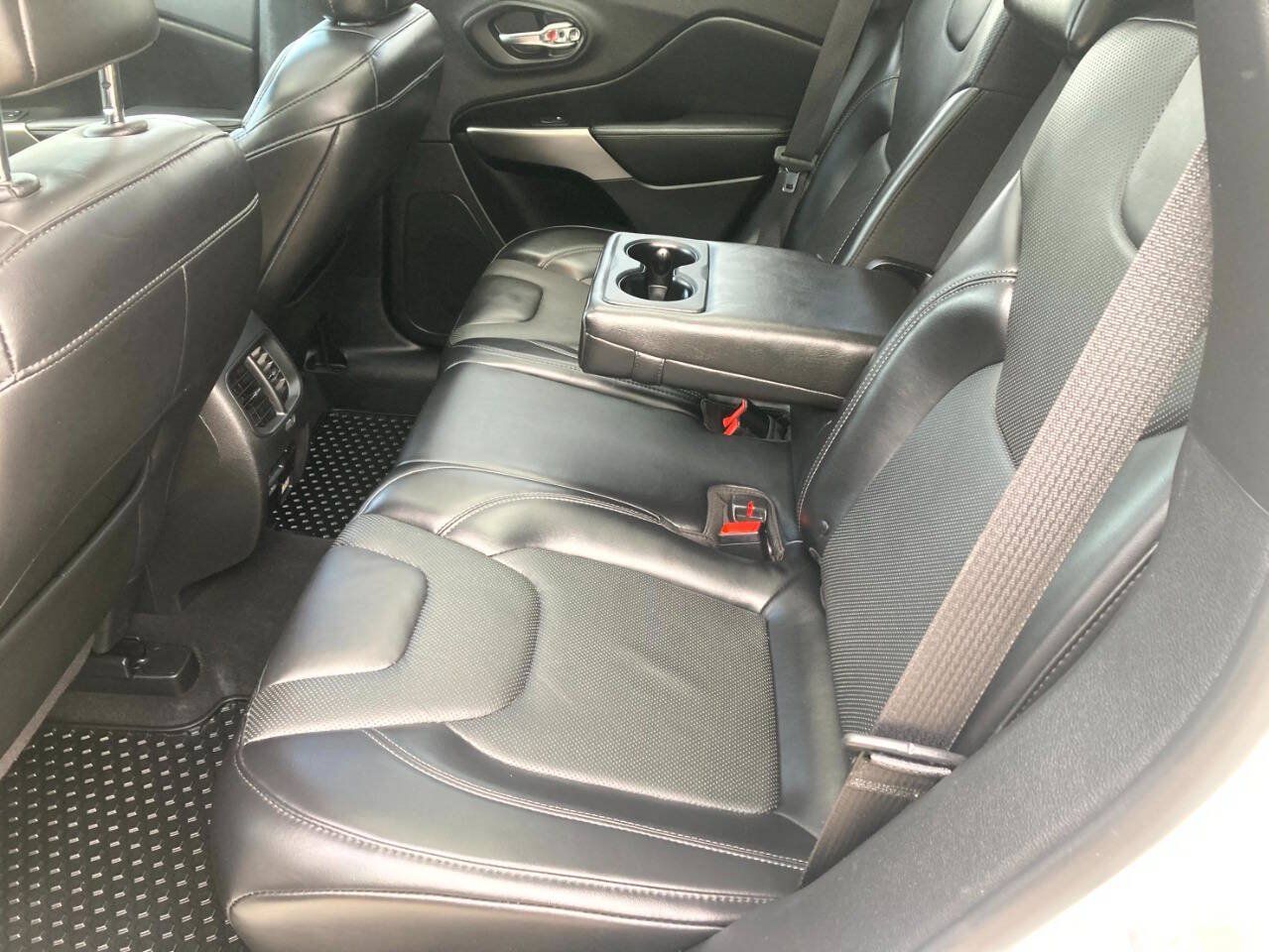 Used 2019 Jeep Cherokee High Altitude AWD/4WD image 18