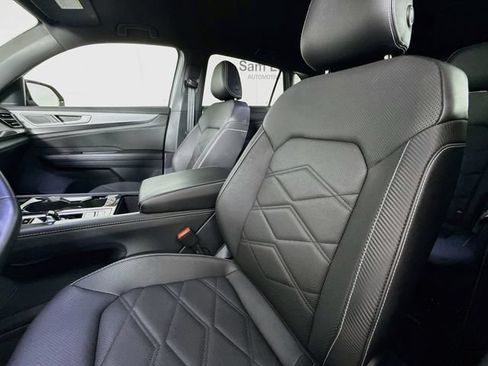 Used 2025 Volkswagen Atlas Cross Sport SE AWD/4WD image 19