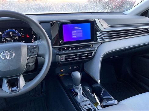 Used 2025 Toyota Camry LE image 7