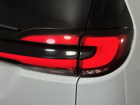 Used 2022 Chrysler Pacifica Touring-L image 29