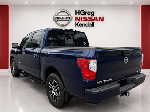 Used 2021 Nissan Titan SV w/ SV Convenience Package RWD image 2
