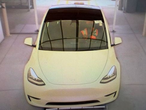 Used 2023 Tesla Model Y AWD image 10