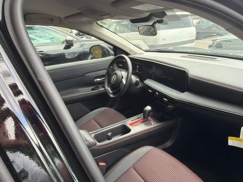 Used 2025 Nissan Kicks SR FWD image 14