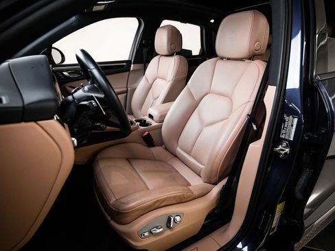 Certified 2024 Porsche Macan AWD/4WD image 5