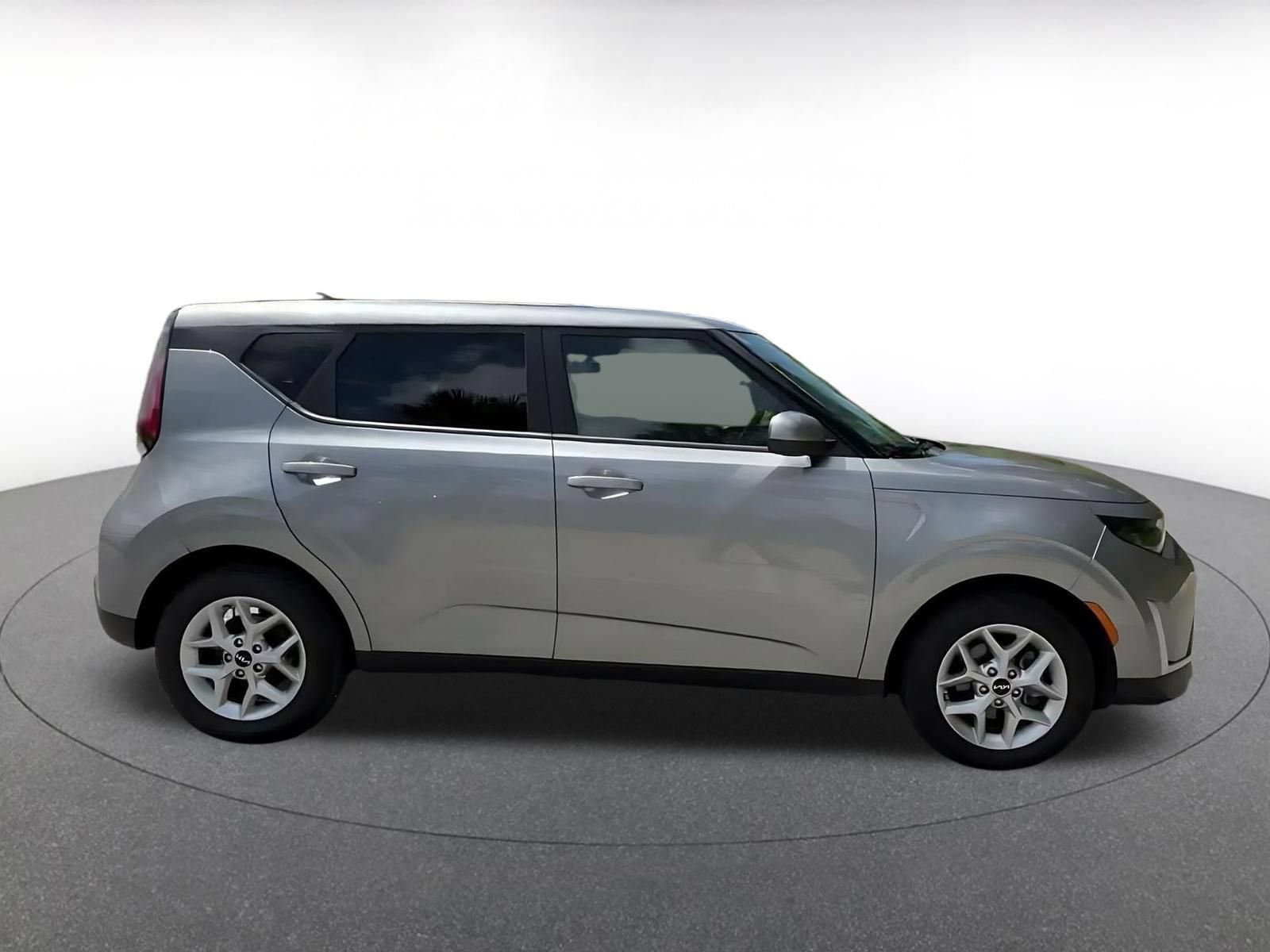 Used 2025 Kia Soul LX w/ LX Technology Package FWD image 15