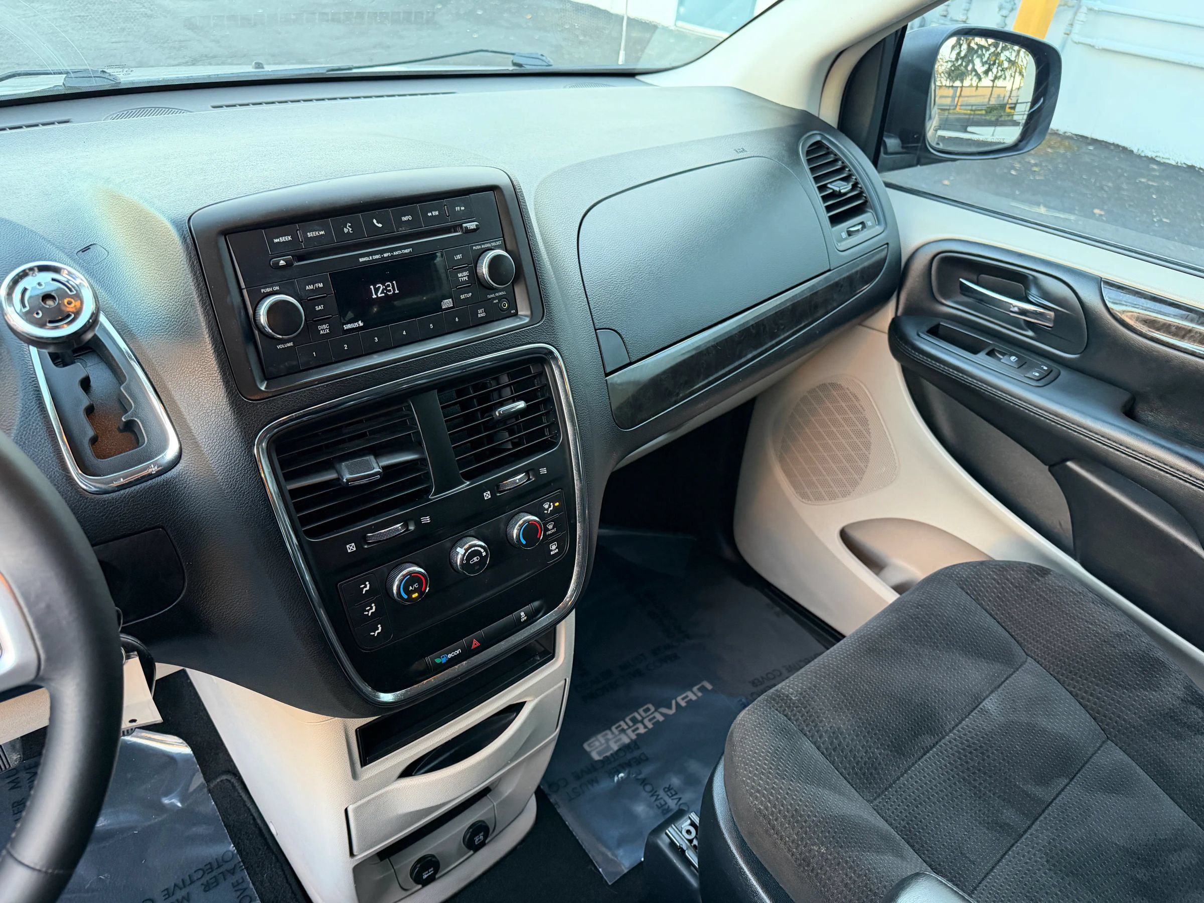 Used 2016 Dodge Grand Caravan American Value Package w/ UConnect Hands-Free Group FWD image 10