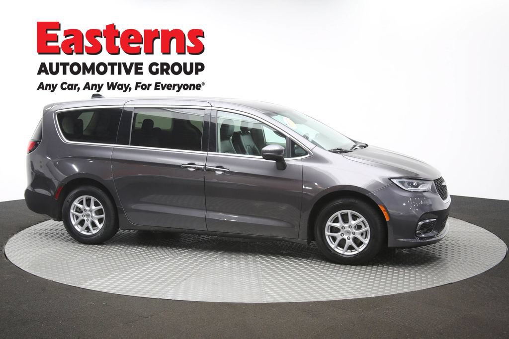 Used 2023 Chrysler Pacifica Touring-L FWD image 49