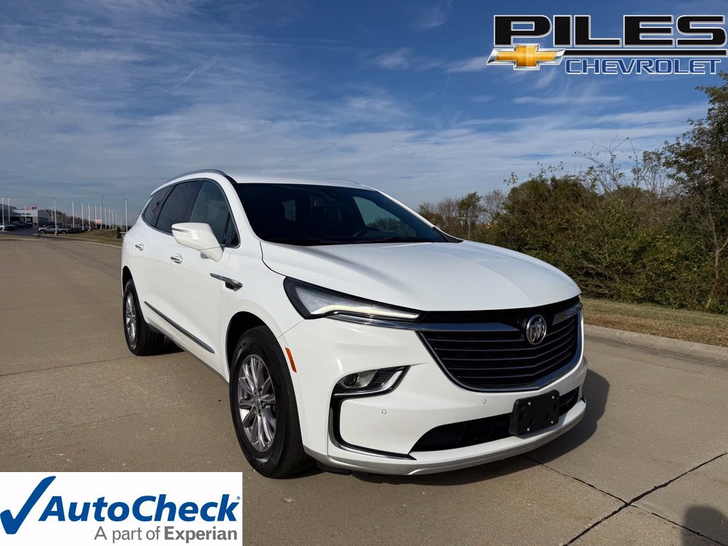 Used 2024 Buick Enclave Essence AWD/4WD image 1