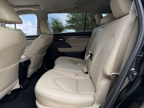 Used 2023 Toyota Highlander Limited FWD image 28