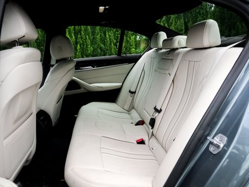 Used 2021 BMW 530i w/ Premium Package RWD image 8