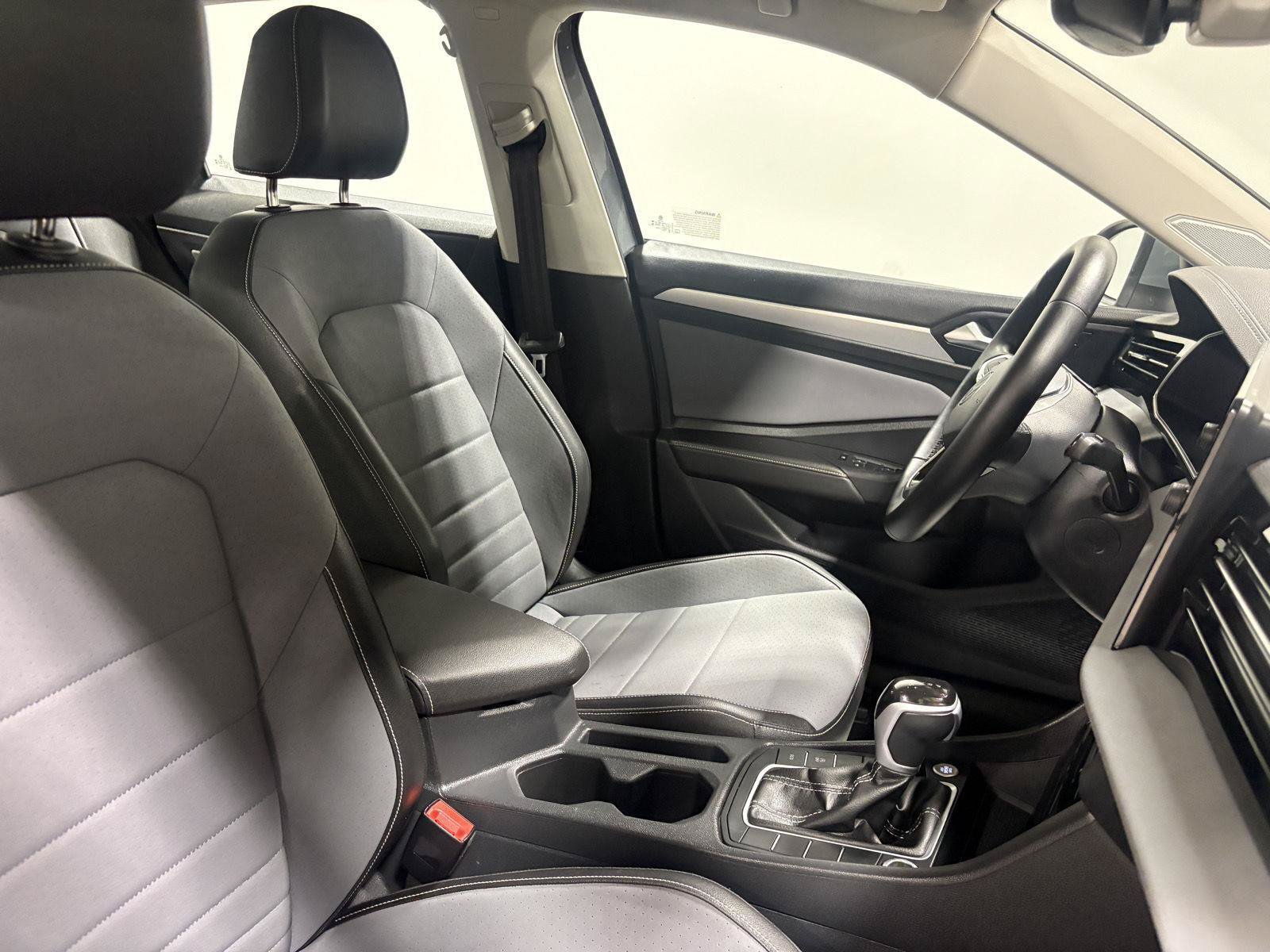 Used 2025 Volkswagen Jetta SE FWD image 29