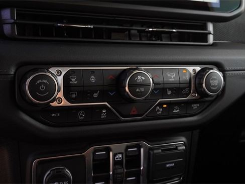 New 2025 Jeep Gladiator Rubicon image 23