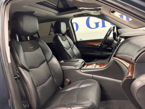 Used 2019 Cadillac Escalade ESV Premium Luxury image 10