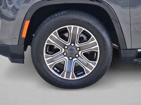Used 2024 Jeep Wagoneer L Series II w/ Flexible Seating Group RWD image 24