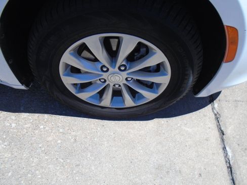 Used 2017 Chrysler Pacifica Touring-L FWD image 20