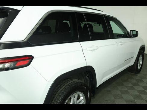 Used 2023 Jeep Grand Cherokee Laredo RWD image 17