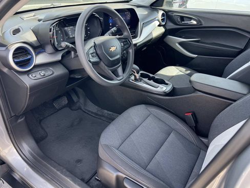 Used 2024 Chevrolet Trax LS w/ LS Convenience Package image 5