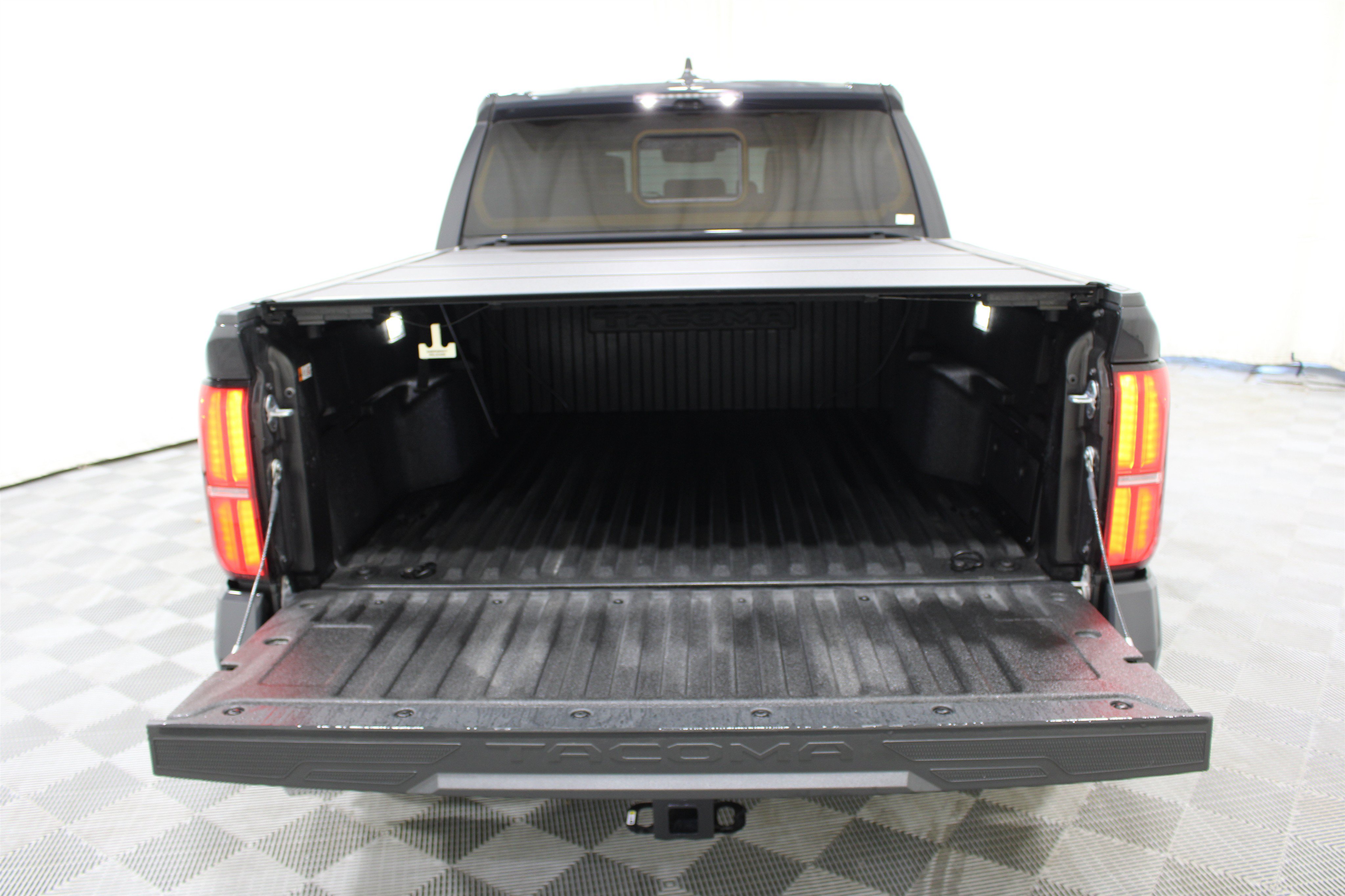 Used 2025 Toyota Tacoma Limited AWD/4WD image 22