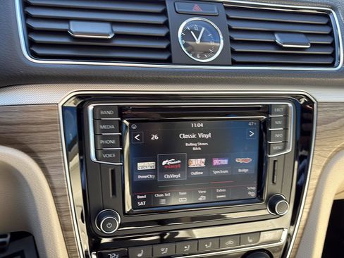 Used 2017 Volkswagen Passat 1.8T SEL Premium image 19