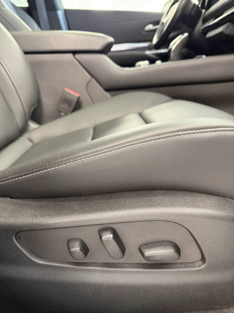 Used 2023 Cadillac XT4 Luxury w/ Cold Weather Package FWD image 17