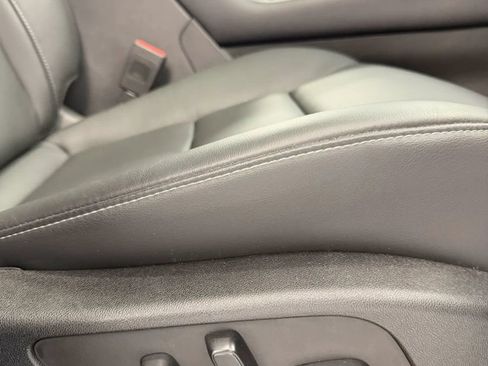 Used 2023 Cadillac XT4 Luxury w/ Cold Weather Package FWD image 17