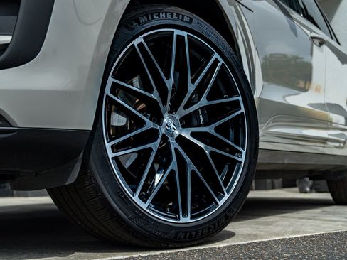 Used 2025 Porsche Macan AWD/4WD image 6