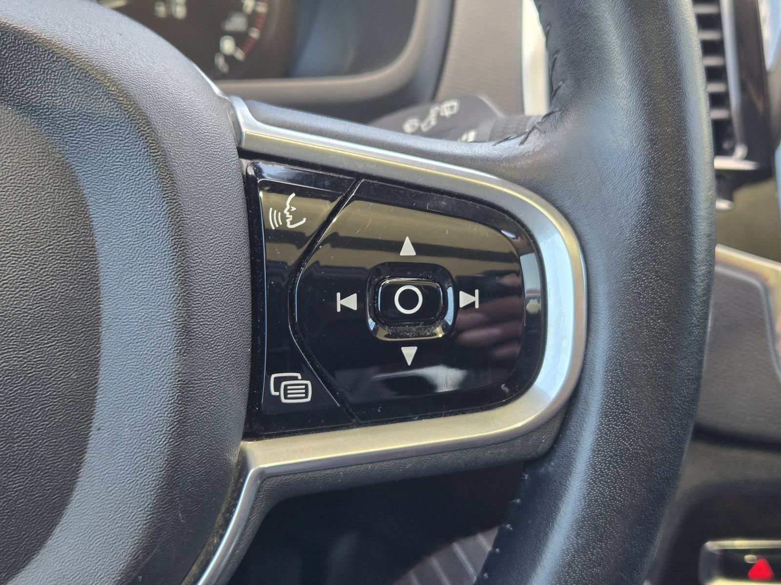 Used 2018 Volvo XC90 T6 Momentum w/ Momentum Plus Package AWD/4WD image 29