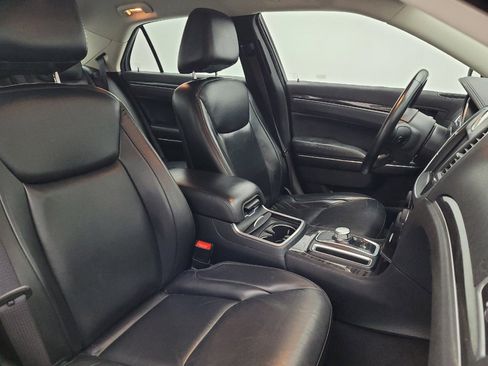 Used 2017 Chrysler 300 Limited image 21